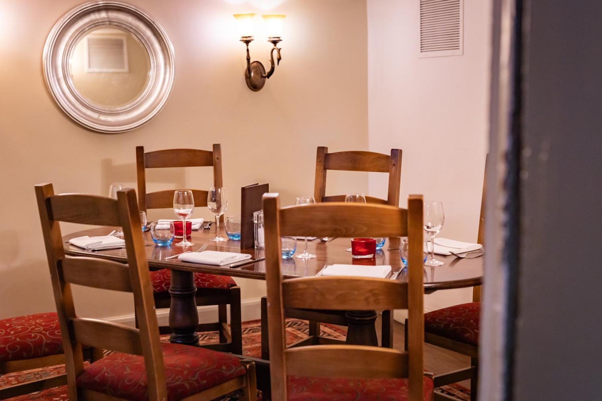 הית'רו The Red Lion Hotel מראה חיצוני תמונה