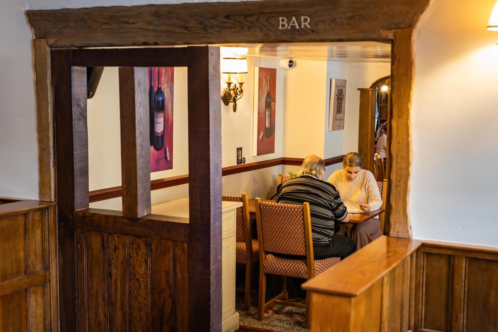 הית'רו The Red Lion Hotel מראה חיצוני תמונה
