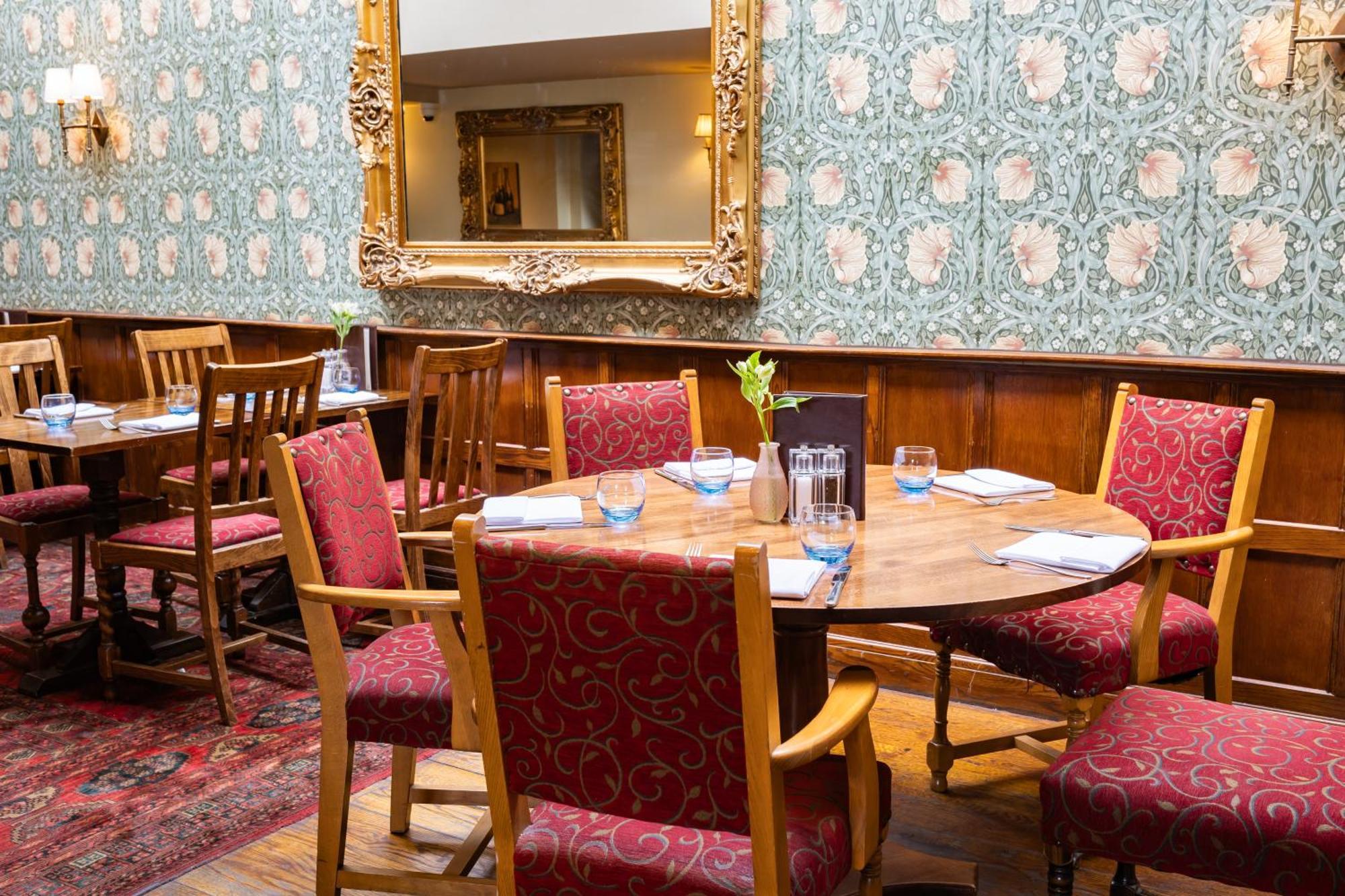 הית'רו The Red Lion Hotel מראה חיצוני תמונה