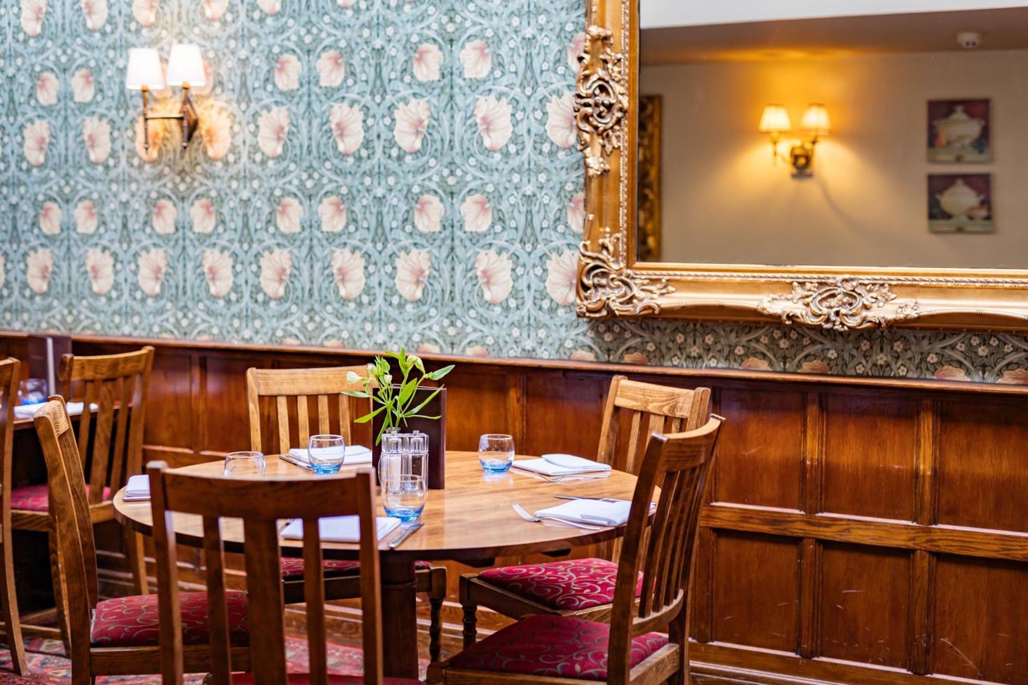 הית'רו The Red Lion Hotel מראה חיצוני תמונה