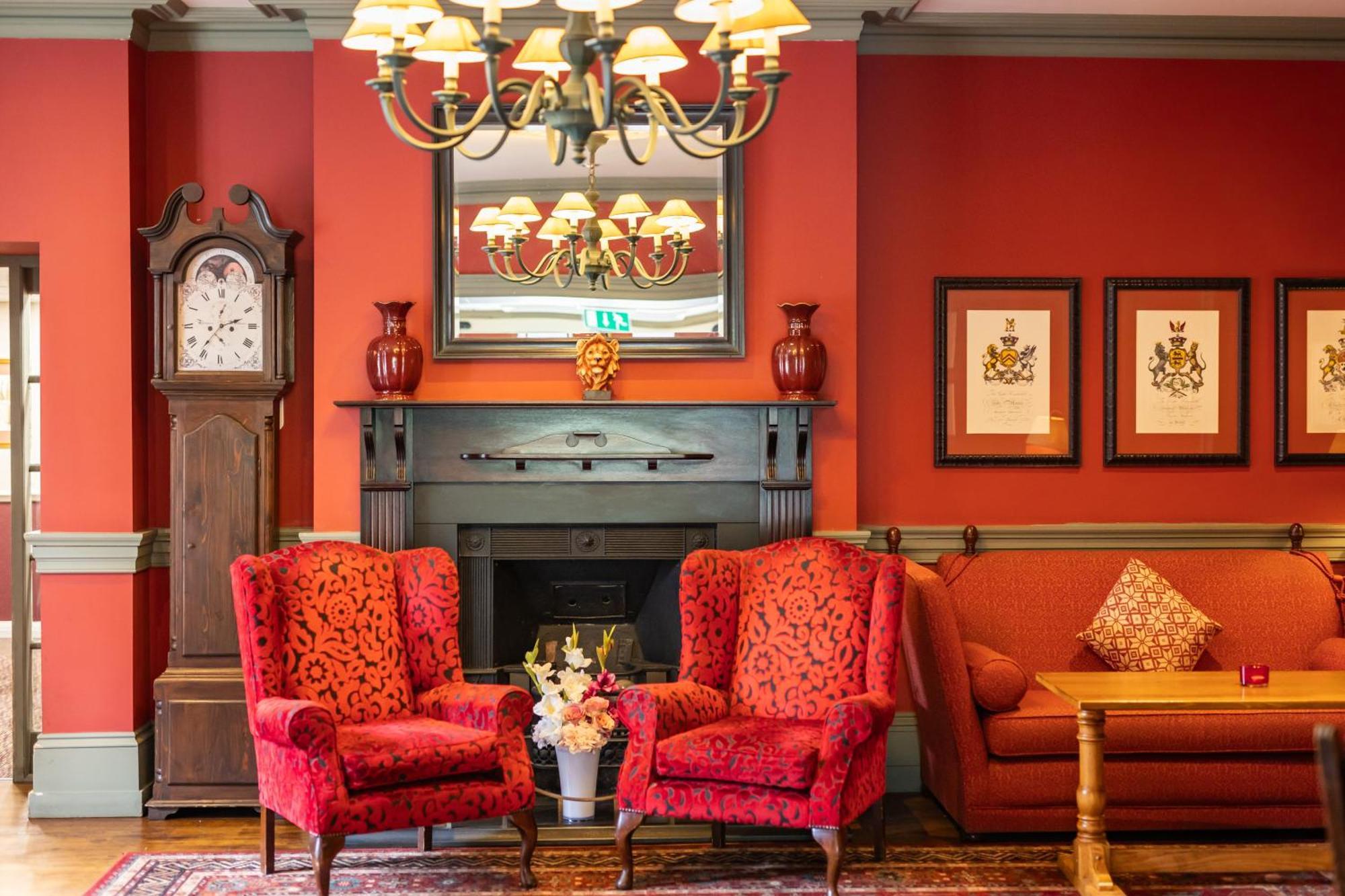 הית'רו The Red Lion Hotel מראה חיצוני תמונה