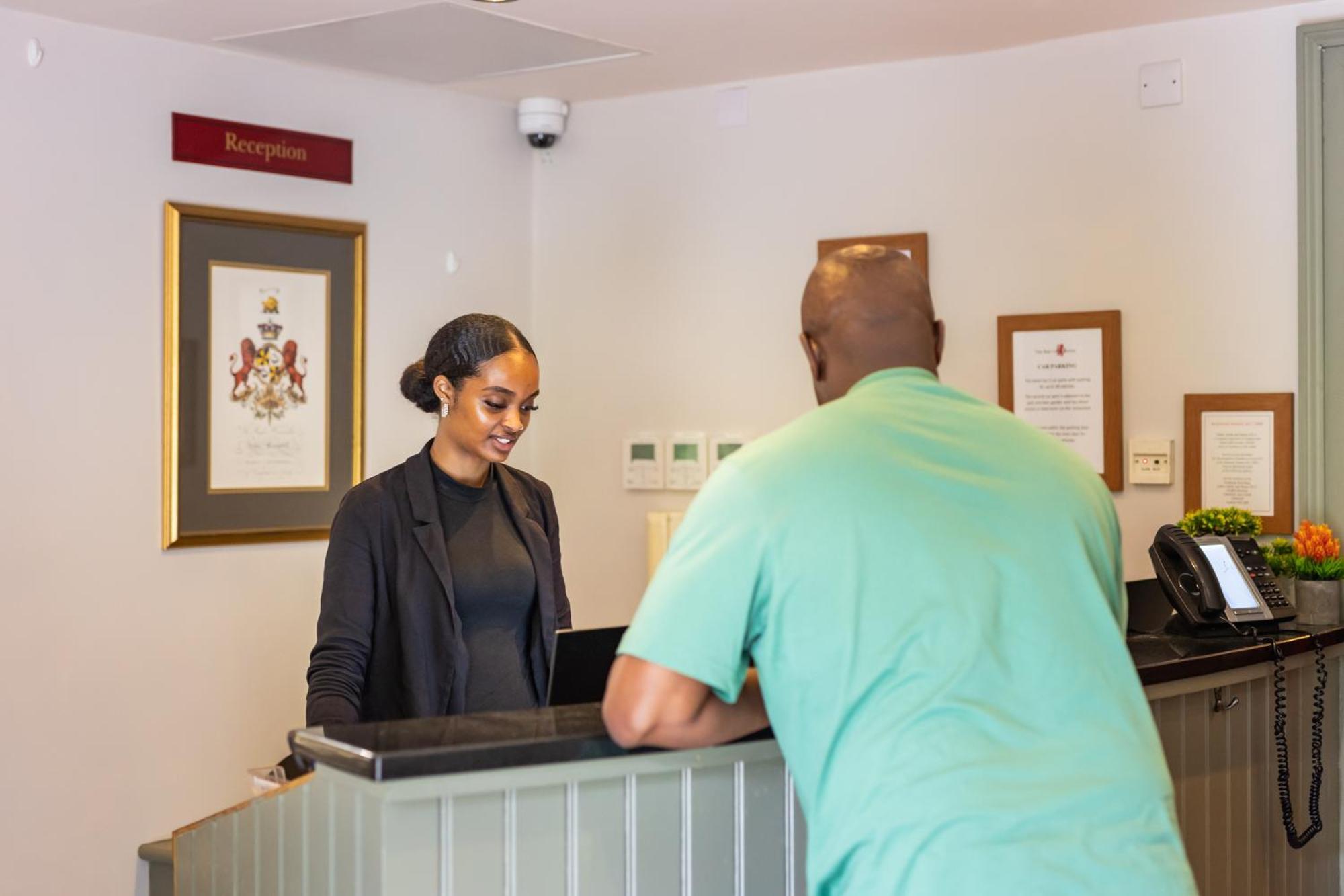 הית'רו The Red Lion Hotel מראה חיצוני תמונה