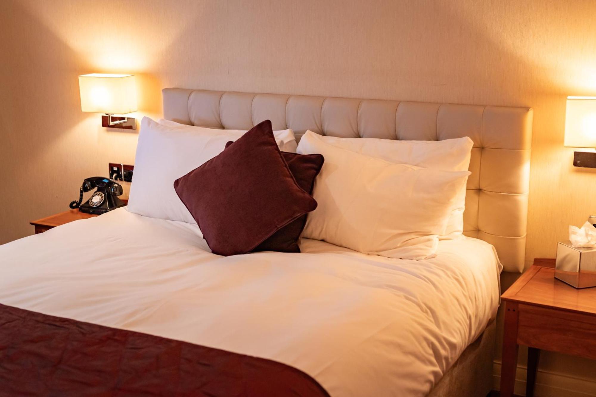 הית'רו The Red Lion Hotel מראה חיצוני תמונה