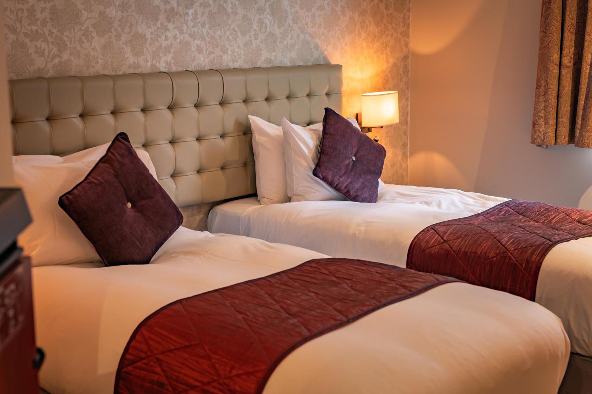 הית'רו The Red Lion Hotel מראה חיצוני תמונה