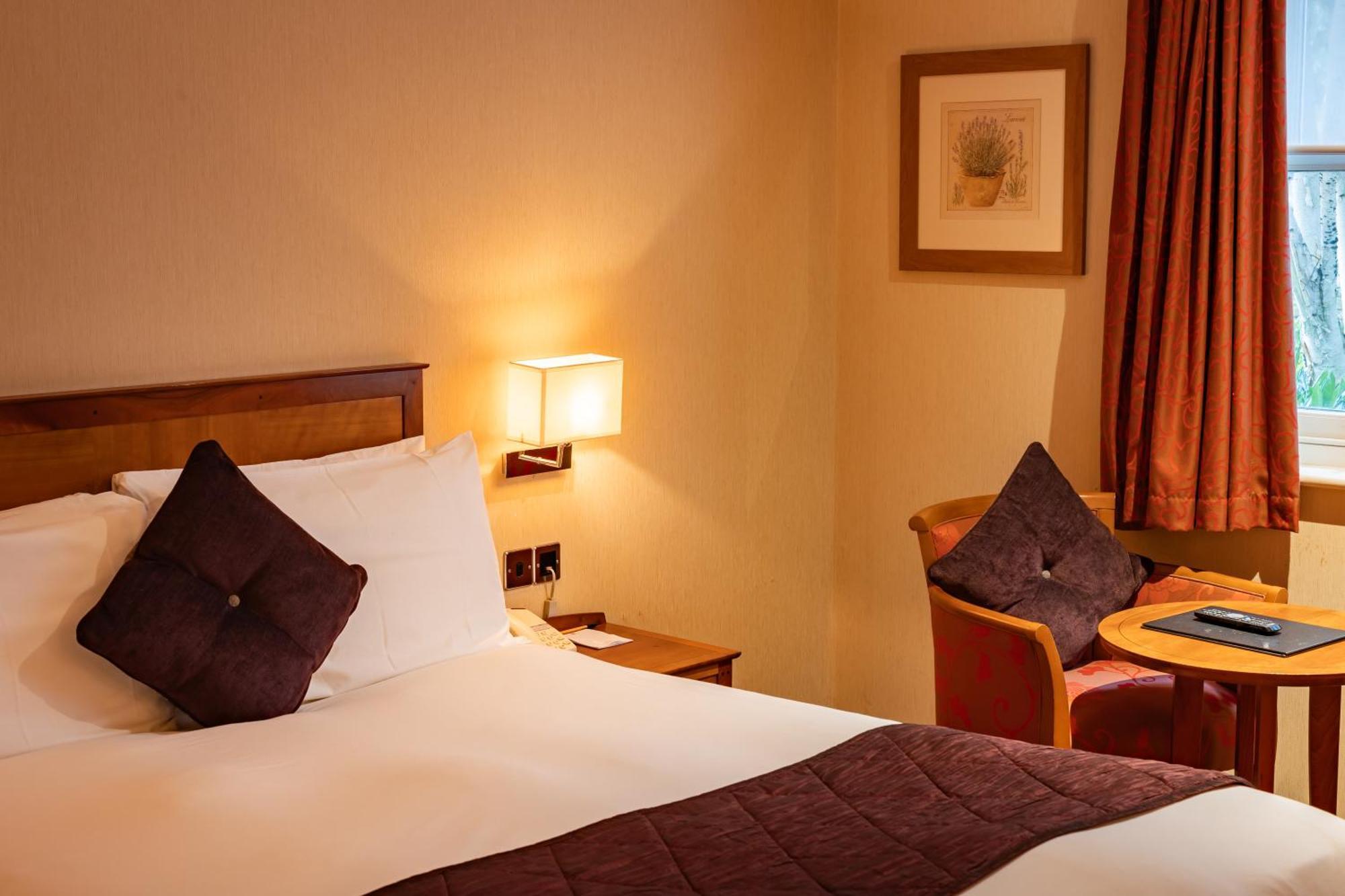 הית'רו The Red Lion Hotel מראה חיצוני תמונה