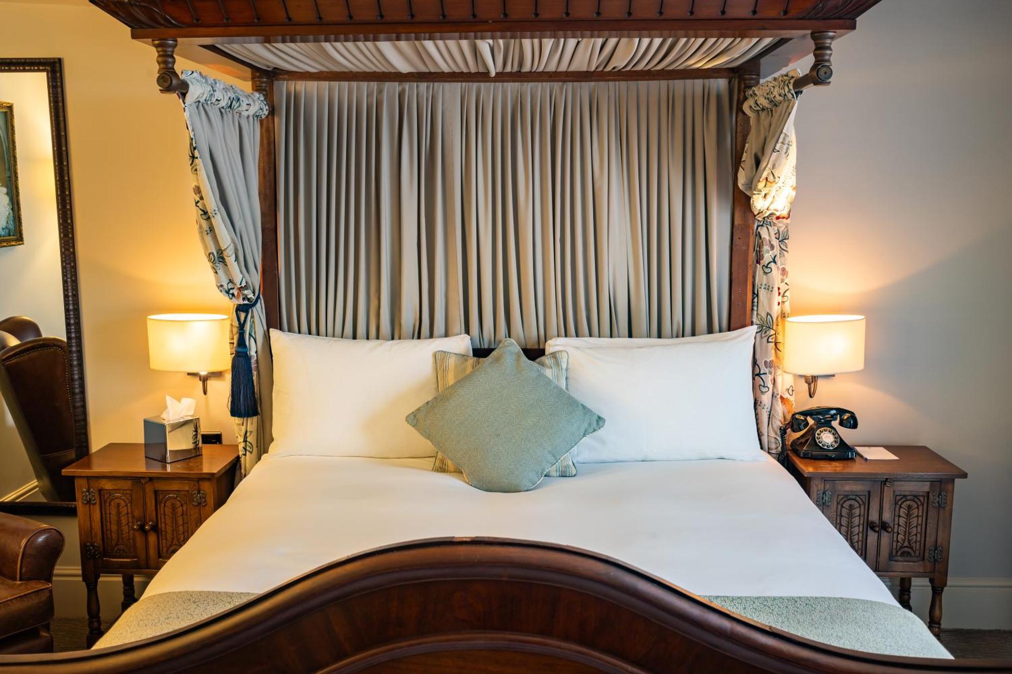 הית'רו The Red Lion Hotel מראה חיצוני תמונה